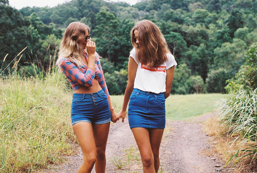 Две лесбиянки снимают шорты в парке